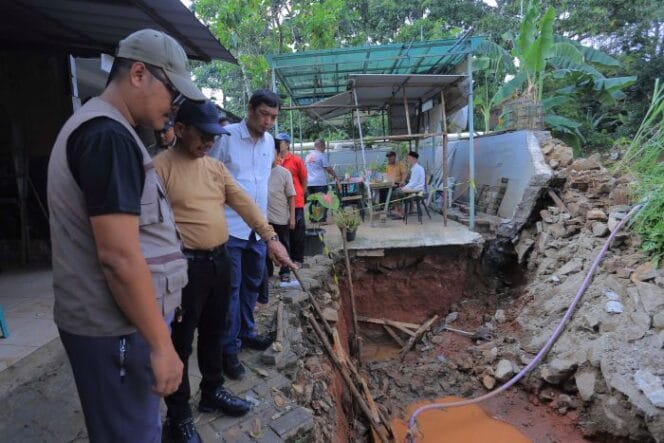 
					Wali Kota Tangerang, H. Sachrudin saat melakukan peninjauan salah satu pengendalian banjir. (Foto; tangerangkota.co.id)