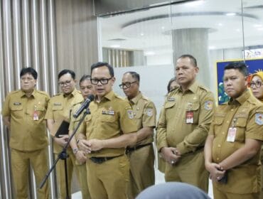 Wamendagri Bima Arya saat memberikan keterangan Pers tentang hasil pemeriksaan Bupati Indramayu Lucky Hakim  (Foto : Puspen Kemendagri)