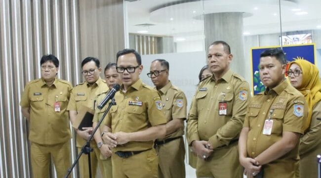 Wamendagri Bima Arya saat memberikan keterangan Pers tentang hasil pemeriksaan Bupati Indramayu Lucky Hakim  (Foto : Puspen Kemendagri)