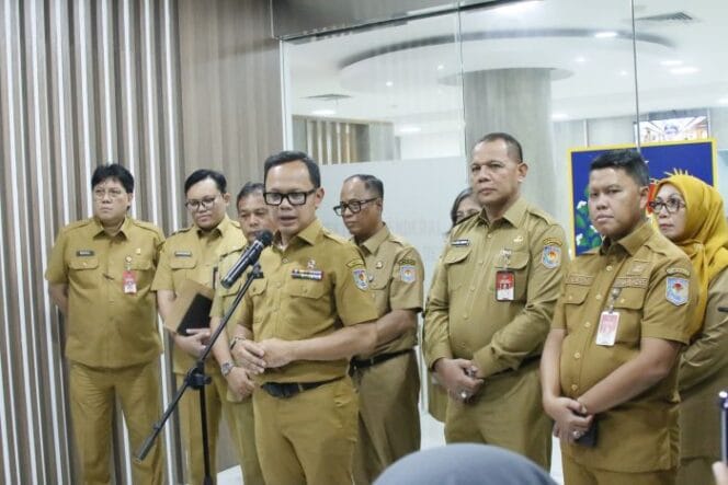 
					Wamendagri Bima Arya saat memberikan keterangan Pers tentang hasil pemeriksaan Bupati Indramayu Lucky Hakim  (Foto : Puspen Kemendagri)