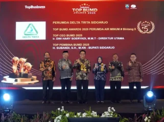 Jajaran Pimpinan BUMD Sidoarjo saat penyerahan BUMD Award 2025 (Foto: Istimewa)