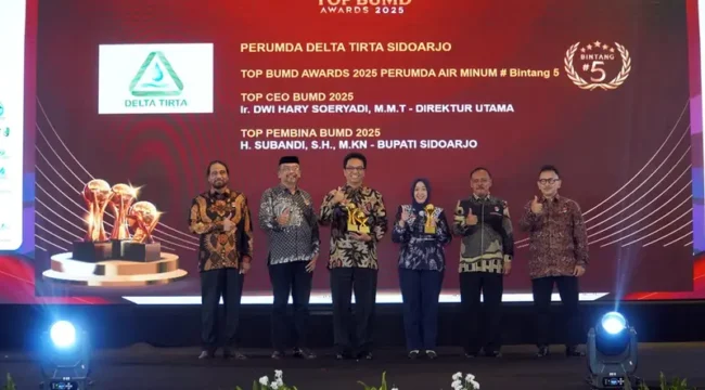 Jajaran Pimpinan BUMD Sidoarjo saat penyerahan BUMD Award 2025 (Foto: Istimewa)