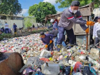 Bupati Tangerang Moch. Maesyal Rasyid (Baju Putih) saat terjun langsung membersihkan tumpukan sampah di Sungai Golden . (Foto :Prokopim Pemkab Tangerang)