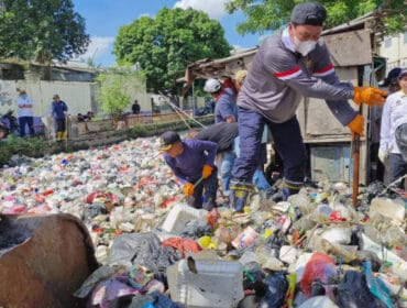 Bupati Tangerang Moch. Maesyal Rasyid (Baju Putih) saat terjun langsung membersihkan tumpukan sampah di Sungai Golden . (Foto :Prokopim Pemkab Tangerang)