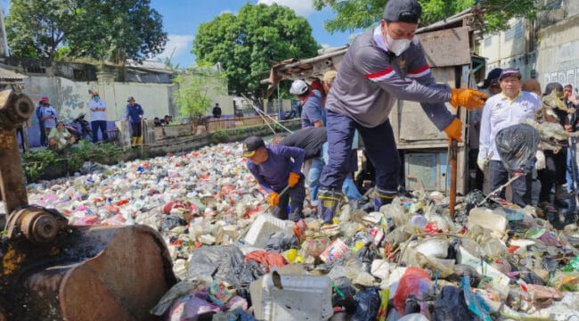 Bupati Tangerang Moch. Maesyal Rasyid (Baju Putih) saat terjun langsung membersihkan tumpukan sampah di Sungai Golden . (Foto :Prokopim Pemkab Tangerang)