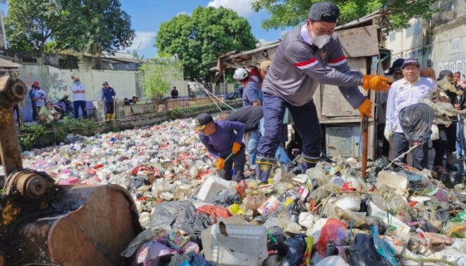 
					Bupati Tangerang Moch. Maesyal Rasyid (Baju Putih) saat terjun langsung membersihkan tumpukan sampah di Sungai Golden . (Foto :Prokopim Pemkab Tangerang)