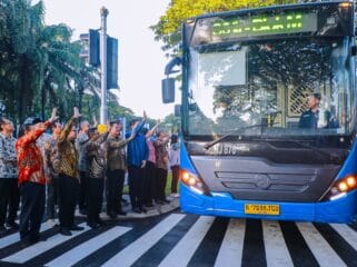 Wakil Wali Kota tangsel Pilar Saga Ichsan saat mendampingi Gubenur dan Wagub DKI Jakarta dalam peluncuran trayek Alam Sutera - Blok M  (Foto : Diskominfo Tangsel)