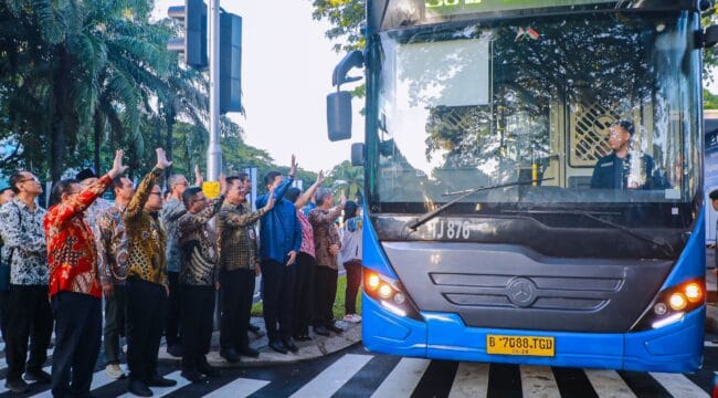 Wakil Wali Kota tangsel Pilar Saga Ichsan saat mendampingi Gubenur dan Wagub DKI Jakarta dalam peluncuran trayek Alam Sutera - Blok M  (Foto : Diskominfo Tangsel)