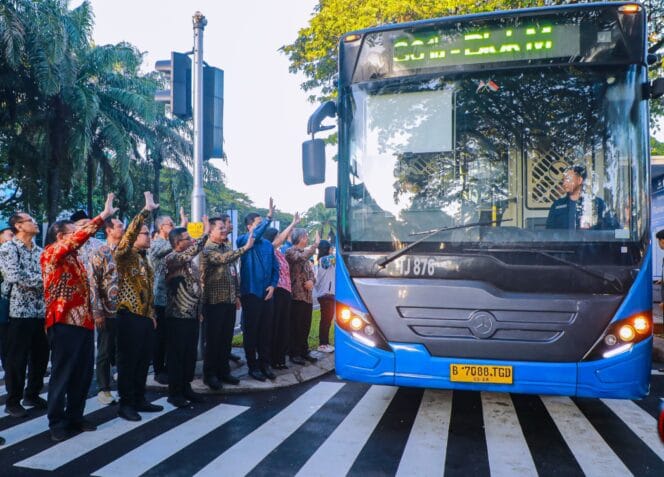 
					Wakil Wali Kota tangsel Pilar Saga Ichsan saat mendampingi Gubenur dan Wagub DKI Jakarta dalam peluncuran trayek Alam Sutera - Blok M  (Foto : Diskominfo Tangsel)