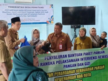 Kepala Dinas Pertanian dan Ketahanan Pangan (DPKP) Kabupaten Tangerang Ir Asep Jatnika Sutrisno saat menyalurkan bantuan pangan  (Foto; Diskominfo Kab.Tangerang)