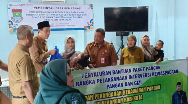 Kepala Dinas Pertanian dan Ketahanan Pangan (DPKP) Kabupaten Tangerang Ir Asep Jatnika Sutrisno saat menyalurkan bantuan pangan  (Foto; Diskominfo Kab.Tangerang)