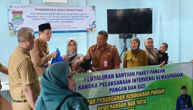 
					Kepala Dinas Pertanian dan Ketahanan Pangan (DPKP) Kabupaten Tangerang Ir Asep Jatnika Sutrisno saat menyalurkan bantuan pangan  (Foto; Diskominfo Kab.Tangerang)