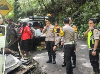 Proses Evakuasi Korban Longsor di Jalur Pacet Batu (Foto: Humas Polres Batu)
