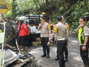 Proses Evakuasi Korban Longsor di Jalur Pacet Batu (Foto: Humas Polres Batu)