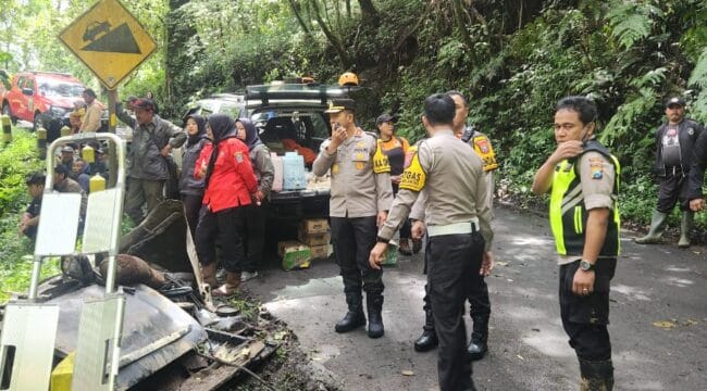 Proses Evakuasi Korban Longsor di Jalur Pacet Batu (Foto: Humas Polres Batu)