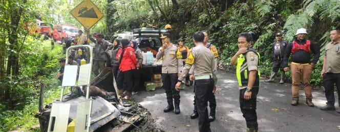 
					Proses Evakuasi Korban Longsor di Jalur Pacet Batu (Foto: Humas Polres Batu)