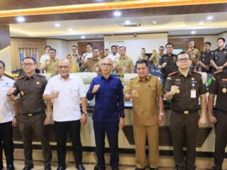Bupati Maesyal Rasyid bersama Jamintel Kejagung RI, Reda Mantovani saat foto bersama  usai memantau implementasi Program Jaksa Garda Desa (Jaga Desa). (Foto : Diskominfo Kab.Tangerang)