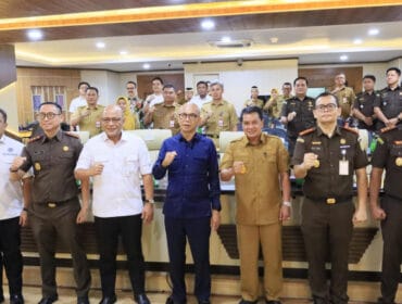 Bupati Maesyal Rasyid bersama Jamintel Kejagung RI, Reda Mantovani saat foto bersama  usai memantau implementasi Program Jaksa Garda Desa (Jaga Desa). (Foto : Diskominfo Kab.Tangerang)
