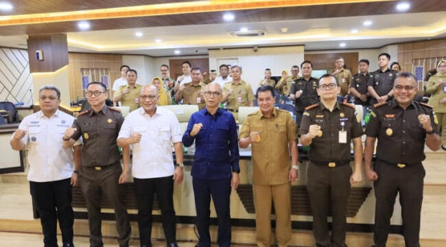 Bupati Maesyal Rasyid bersama Jamintel Kejagung RI, Reda Mantovani saat foto bersama  usai memantau implementasi Program Jaksa Garda Desa (Jaga Desa). (Foto : Diskominfo Kab.Tangerang)
