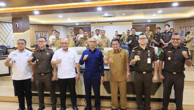 
Bupati Maesyal Rasyid bersama Jamintel Kejagung RI, Reda Mantovani saat foto bersama  usai memantau implementasi Program Jaksa Garda Desa (Jaga Desa). (Foto : Diskominfo Kab.Tangerang)