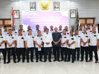 Bupati Tangerang  Moch Maesyal Rasyid saat foto bersama dengan jajaran pengurus Koordinator Olahraga Kecamatan (KOK) yang baru. (Foto: Prokopim Kab.Tangerang)