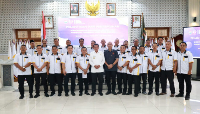 
					Bupati Tangerang  Moch Maesyal Rasyid saat foto bersama dengan jajaran pengurus Koordinator Olahraga Kecamatan (KOK) yang baru. (Foto: Prokopim Kab.Tangerang)