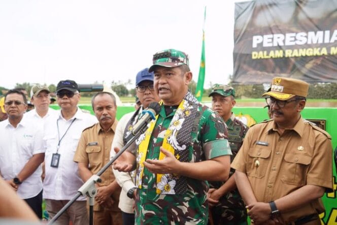
					Kepala Staf Angkatan Darat (Kasad), Jenderal TNI Maruli Simanjuntak, M.Sc. saat meresmikan Sarana Pengairan .(Foto : Dispenad)