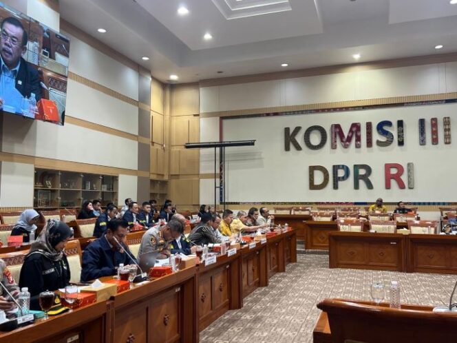 
					Situasi di ruang rapat Komisi III saat digelar Rapat Dengar Pendapat (RDP) dengan Polda Metro Jaya dan Polres Metro Jakarta Timur ( Foto : Ist)