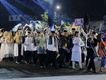 Wali Kota Tangerang Sachrudin dan Wakilnya Maryono ikut dalam barisan defile Kontingan Kota Tangerang dalam MTQ jke XXII sebagiai bentuk dukungan. (Foto: tangerang.co.id)