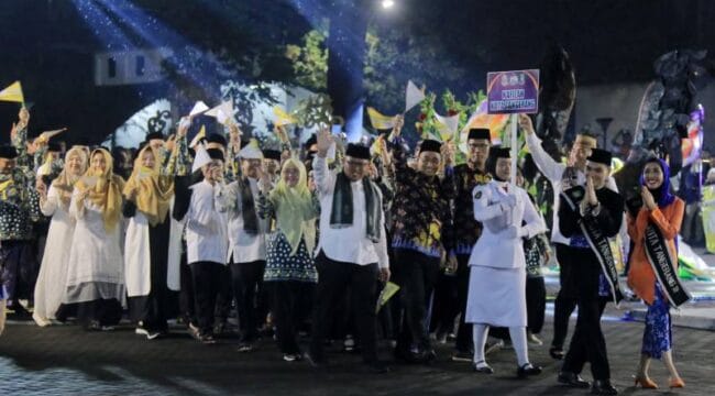 Wali Kota Tangerang Sachrudin dan Wakilnya Maryono ikut dalam barisan defile Kontingan Kota Tangerang dalam MTQ jke XXII sebagiai bentuk dukungan. (Foto: tangerang.co.id)