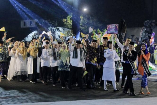 
Wali Kota Tangerang Sachrudin dan Wakilnya Maryono ikut dalam barisan defile Kontingan Kota Tangerang dalam MTQ jke XXII sebagiai bentuk dukungan. (Foto: tangerang.co.id)