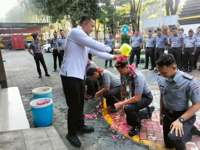 
					Lapas Kelas IIA Sidoarjo Gelar Apel Khusus Kenaikan Pangkat dan Pengangkatan PNS 