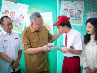 Wali Kota Tangerang Selatan Benyamin Davnie saat memberikan Makanan Bergizi Gratis kepada salah satu siswa (Foto: Diskominfo Tangsel)
