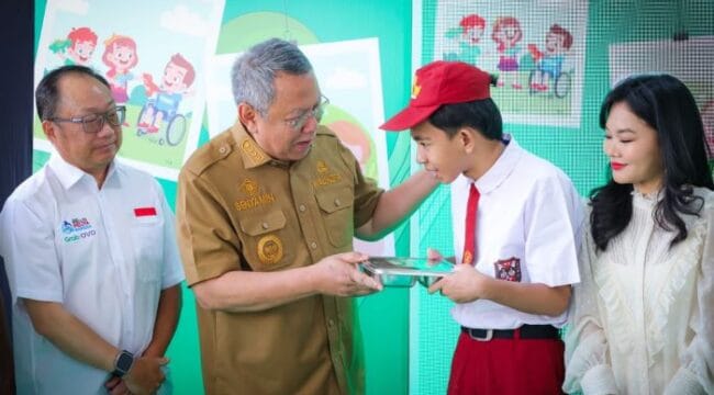 Wali Kota Tangerang Selatan Benyamin Davnie saat memberikan Makanan Bergizi Gratis kepada salah satu siswa (Foto: Diskominfo Tangsel)