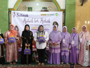 Wakil Bupati Tangerang Intan Nurul Hikmah saat foto bersama dengan anggota Majelis Taklim usai mengikuti halal bihalal. (Foto ; Diskominfo Kab. Tangerang)