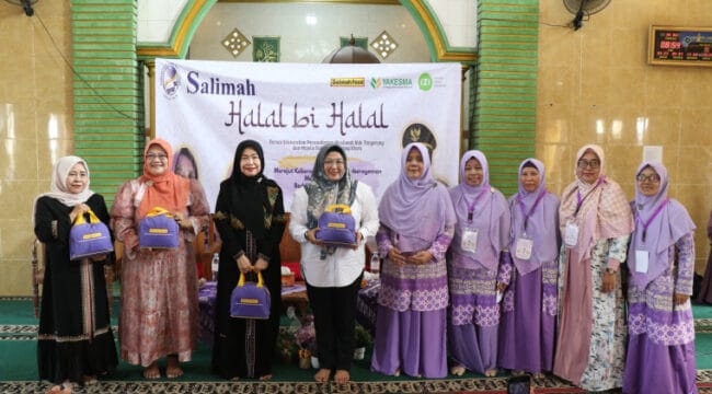 Wakil Bupati Tangerang Intan Nurul Hikmah saat foto bersama dengan anggota Majelis Taklim usai mengikuti halal bihalal. (Foto ; Diskominfo Kab. Tangerang)
