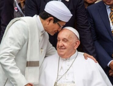 Menag Nasaruddin saat bertemu dengan Paus Fransiskus saat berkunjung ke Indonesia beberapa waktu lalu (Foto : Kemenag) 