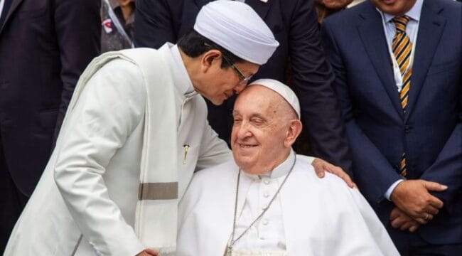 Menag Nasaruddin saat bertemu dengan Paus Fransiskus saat berkunjung ke Indonesia beberapa waktu lalu (Foto : Kemenag) 