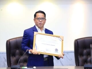  Sekretaris Jenderal Kemenag RI, Kamaruddin Amin saat menerima Piagam penghargaan  (Foto : Humas Kemenag)