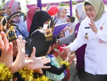 Wakil Bupati Tangerang Intan Nurul Hikmah saat menyalami para peserta usai membuka Gebyar Porseni PAUD 2025 (Foto : Diskominfo Kab.Tangerang)