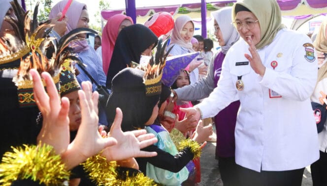 
Wakil Bupati Tangerang Intan Nurul Hikmah saat menyalami para peserta usai membuka Gebyar Porseni PAUD 2025 (Foto : Diskominfo Kab.Tangerang)