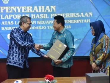 BPK Perwakilan Jawa Timur menyerahkan langsung LHP LKPD Tahun 2024 kepada Bupati Sidoarjo H. Subandi (Foto: Humas Pemkab Sidoarjo)
