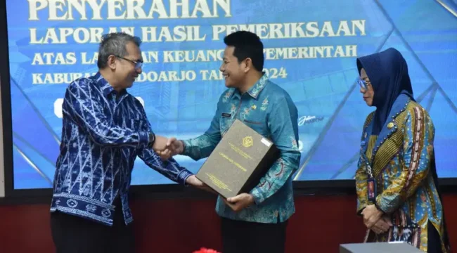 BPK Perwakilan Jawa Timur menyerahkan langsung LHP LKPD Tahun 2024 kepada Bupati Sidoarjo H. Subandi (Foto: Humas Pemkab Sidoarjo)