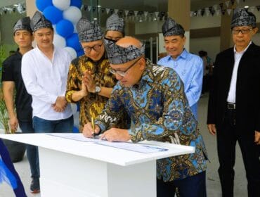 Country Manager RMA Indonesia, Toto Suharto saat menandatangani sertifikat peresmian dealer 3S (Sales, Service, Sparepart) Ford perdana di Pekanbaru, Riau (17/4) disaksikan oleh President Director Trijaya Auto Mandiri, Anwar Sariajani (kanan). RMA Indonesia, agen pemegang merek Ford di Indonesia, melihat Pekanbaru sebagai titik strategis dalam memperluas jangkauan bisnis serta layanan Ford di Indonesia. (Foto : Ford Indonesia)