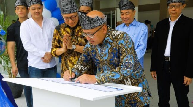 Country Manager RMA Indonesia, Toto Suharto saat menandatangani sertifikat peresmian dealer 3S (Sales, Service, Sparepart) Ford perdana di Pekanbaru, Riau (17/4) disaksikan oleh President Director Trijaya Auto Mandiri, Anwar Sariajani (kanan). RMA Indonesia, agen pemegang merek Ford di Indonesia, melihat Pekanbaru sebagai titik strategis dalam memperluas jangkauan bisnis serta layanan Ford di Indonesia. (Foto : Ford Indonesia)