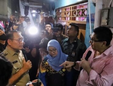Walikota Jakarta Pusat Arifin saat berdialog dengan Menteri Perumahan dan Kawasan Pemukiman Maruarar Sirait dalam launching Program Renovasi Rumah. (Foto :Kominfotik Jakpus) 