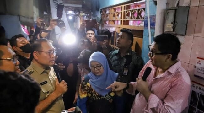 Walikota Jakarta Pusat Arifin saat berdialog dengan Menteri Perumahan dan Kawasan Pemukiman Maruarar Sirait dalam launching Program Renovasi Rumah. (Foto :Kominfotik Jakpus) 
