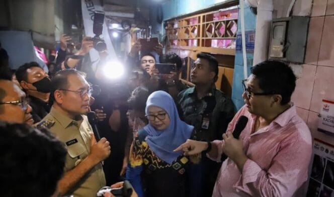 
Walikota Jakarta Pusat Arifin saat berdialog dengan Menteri Perumahan dan Kawasan Pemukiman Maruarar Sirait dalam launching Program Renovasi Rumah. (Foto :Kominfotik Jakpus) 