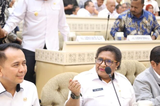 
					Wakil Mendteri Dalam Negeri (Wamendagri) Ribka Haluk saat mengikuti Rapat Dengar Pendapat (RDP) bersama Komisi II. (Foto : Puspen Kemendagri)
