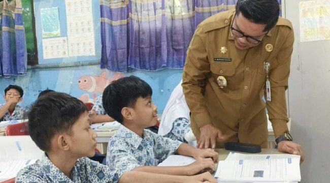 Wakil Wali Kota Tangerang saat  H. Maryono Hasan, melakukan Inspeksi Mendadak (Sidak) ke salah satu Sekolah Dasar (Foto : Diskominfo Pemkot Tangerang)